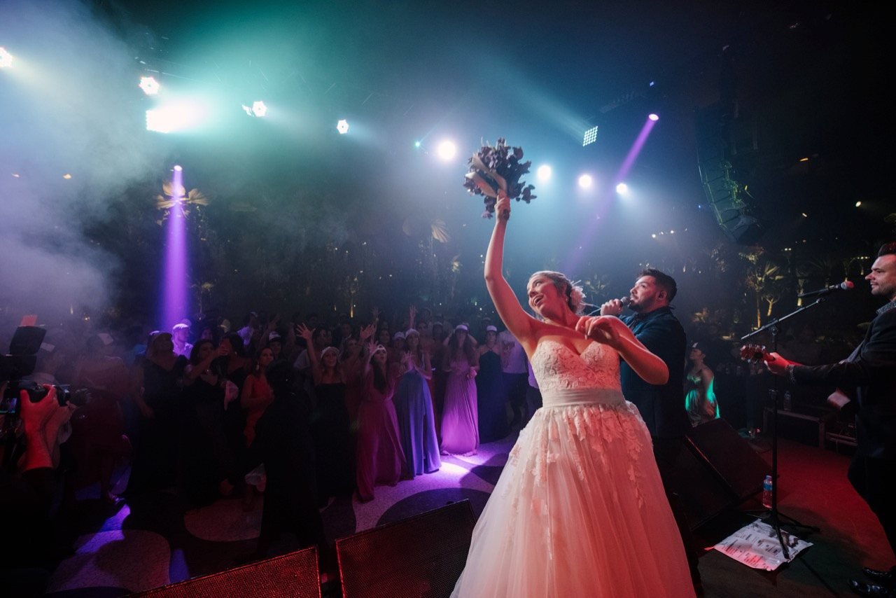Casamento — noiva jogando o buquê