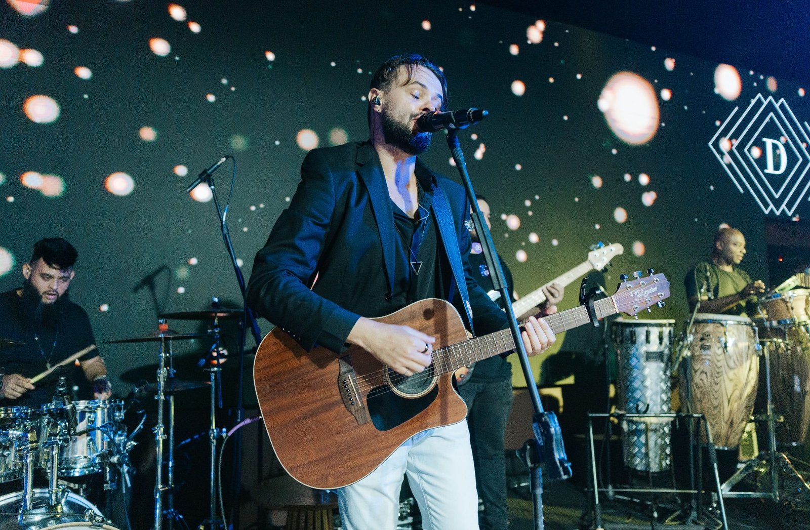 Thiago Melo em palco corporativo