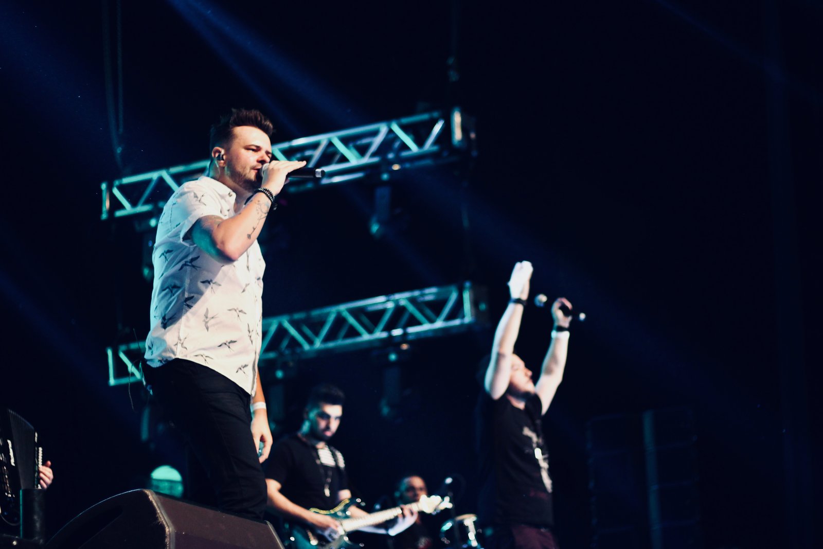No alto do palco, grande estrutura — era da dupla