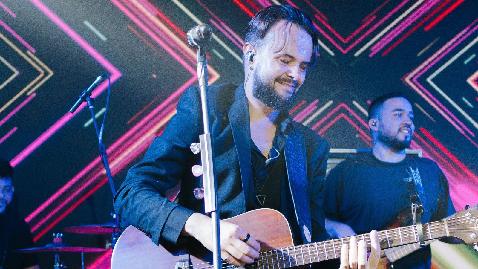 Thiago Melo cantando ao vivo, luzes neon