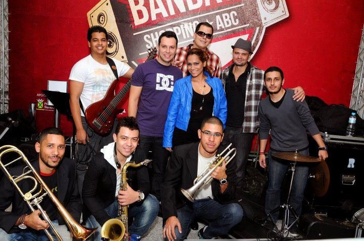 A banda completa, com sopros
