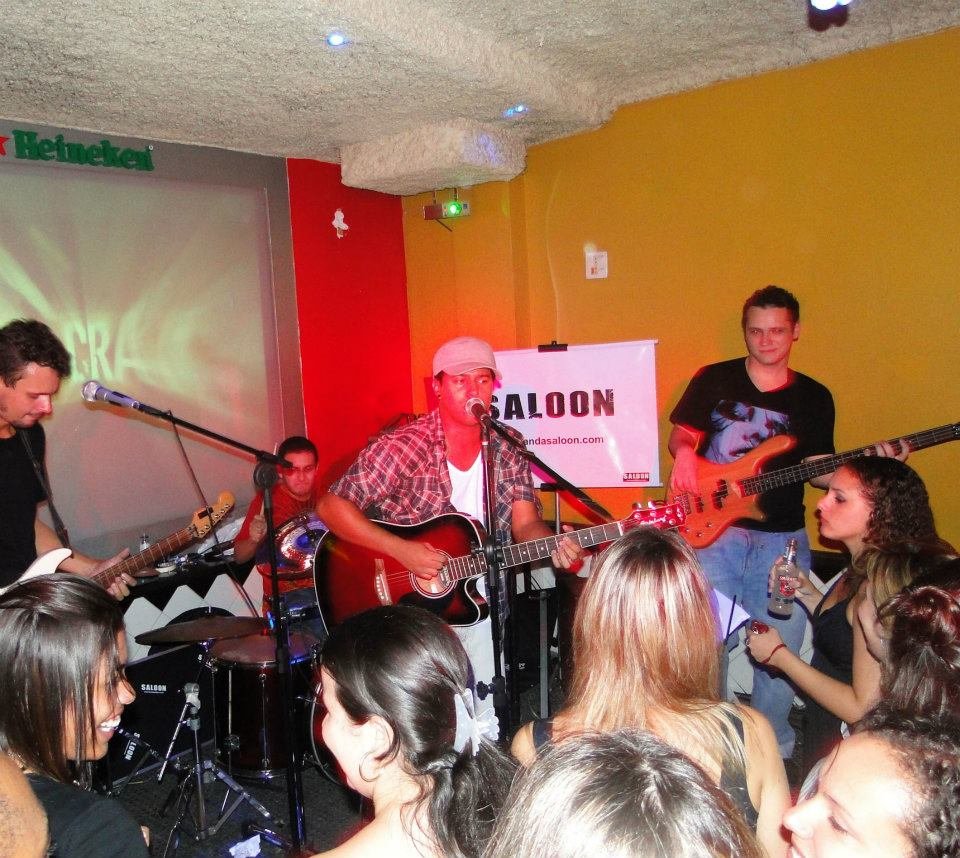 Banda tocando em bar