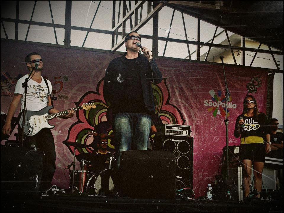 Cantando sob as luzes do palco