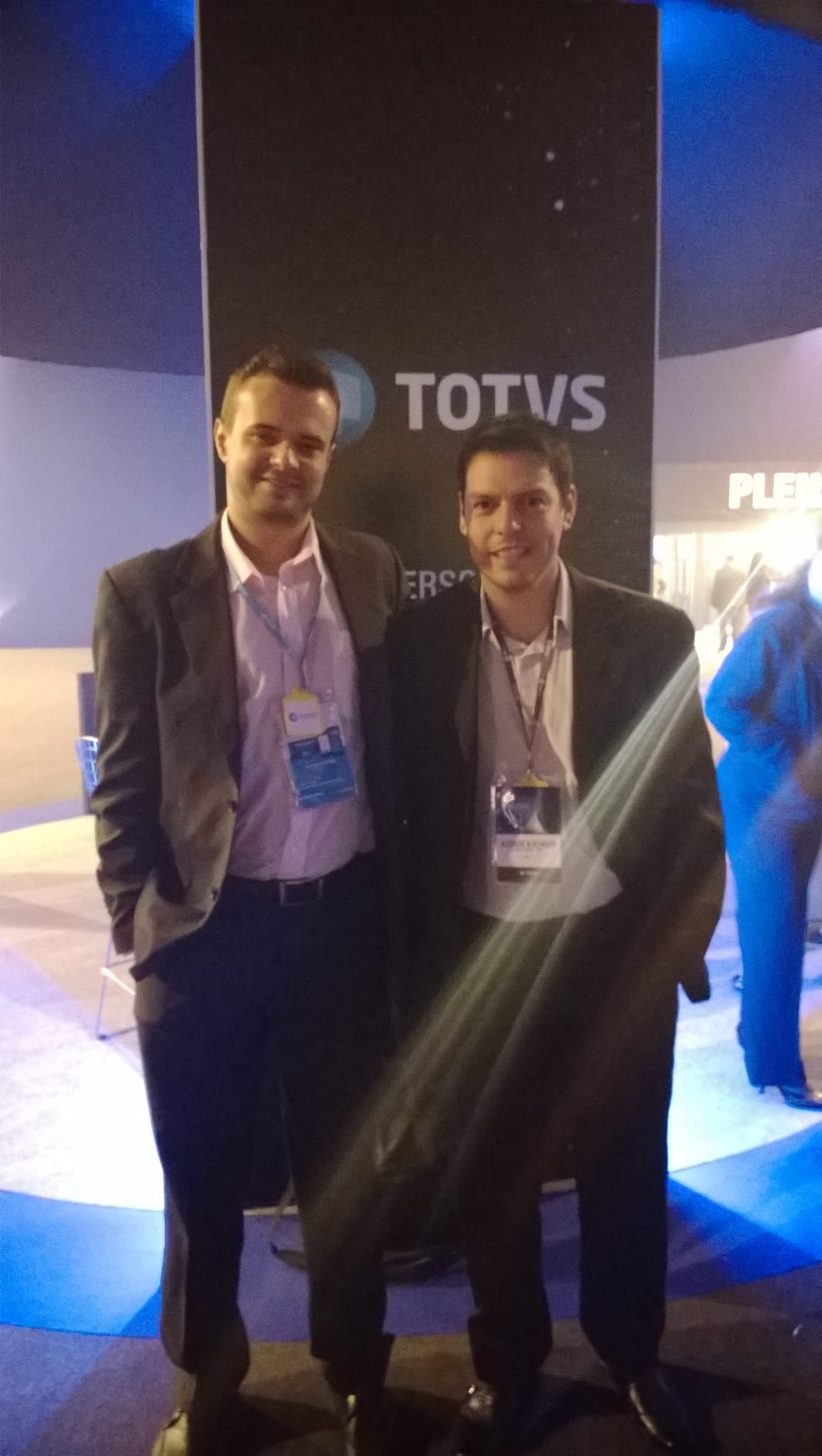 Thiago Melo em evento corporativo da TOTVS, de crachá