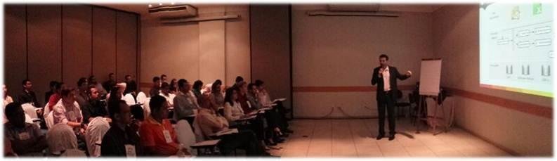 Thiago Melo apresentando em evento corporativo