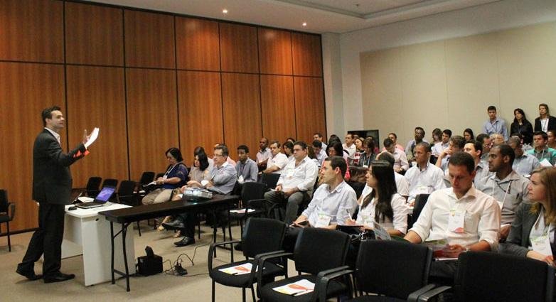 Thiago Melo apresentando para uma plateia corporativa