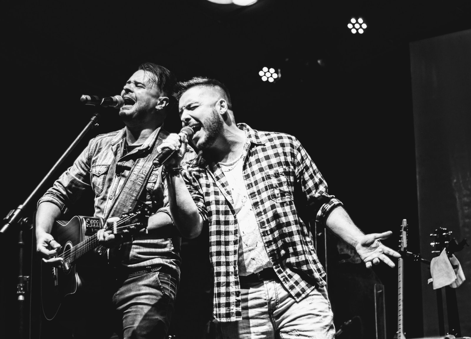 A dupla Thiago Melo & Amorim cantando juntos, em preto e branco