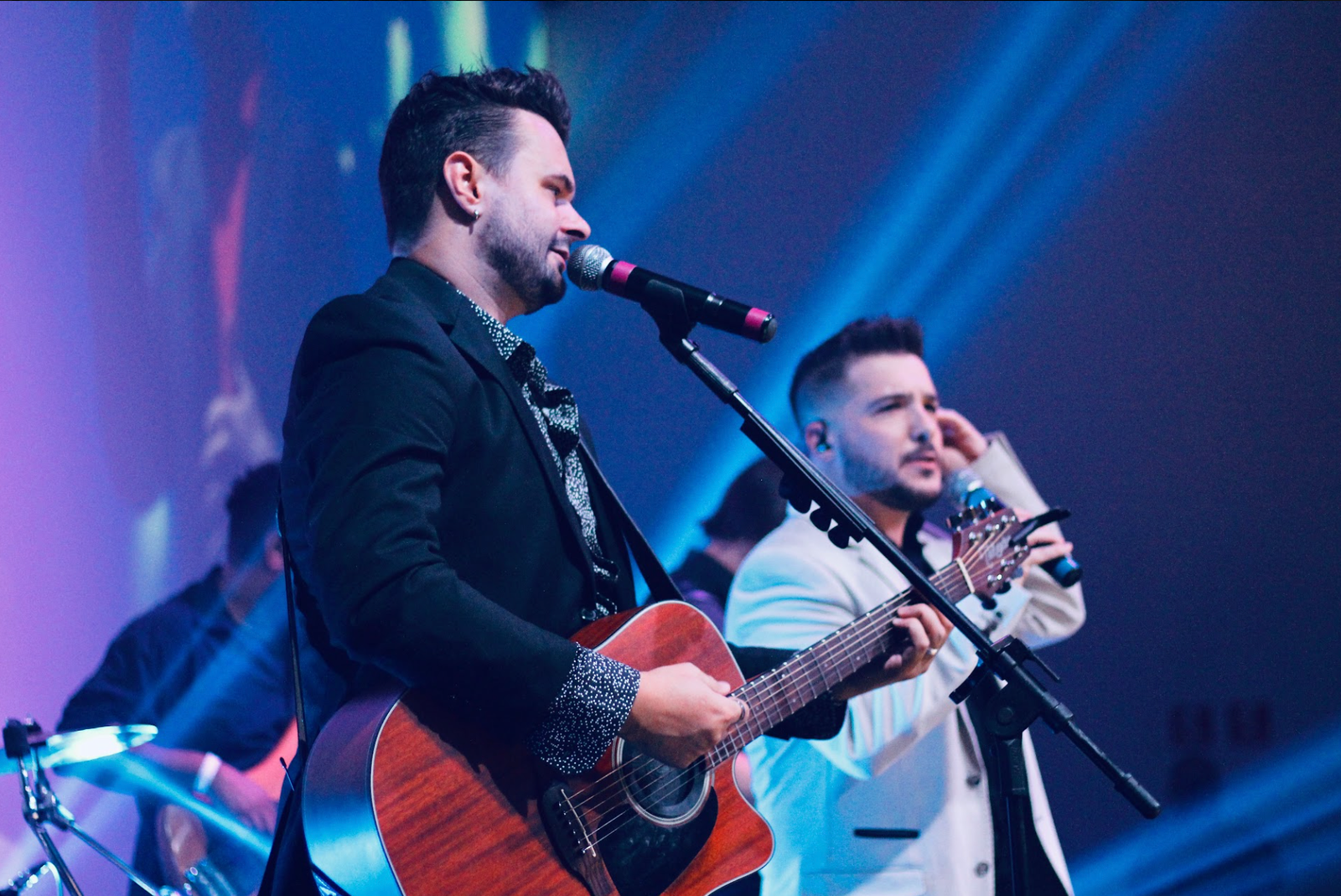 A dupla ao vivo, luzes de palco