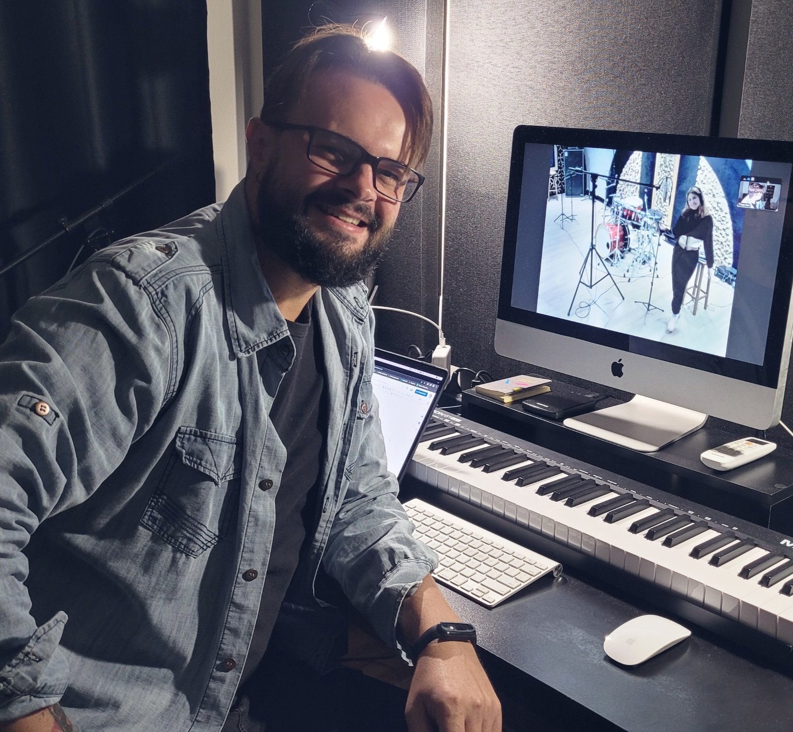Thiago Melo produzindo, estúdio com teclado e monitores