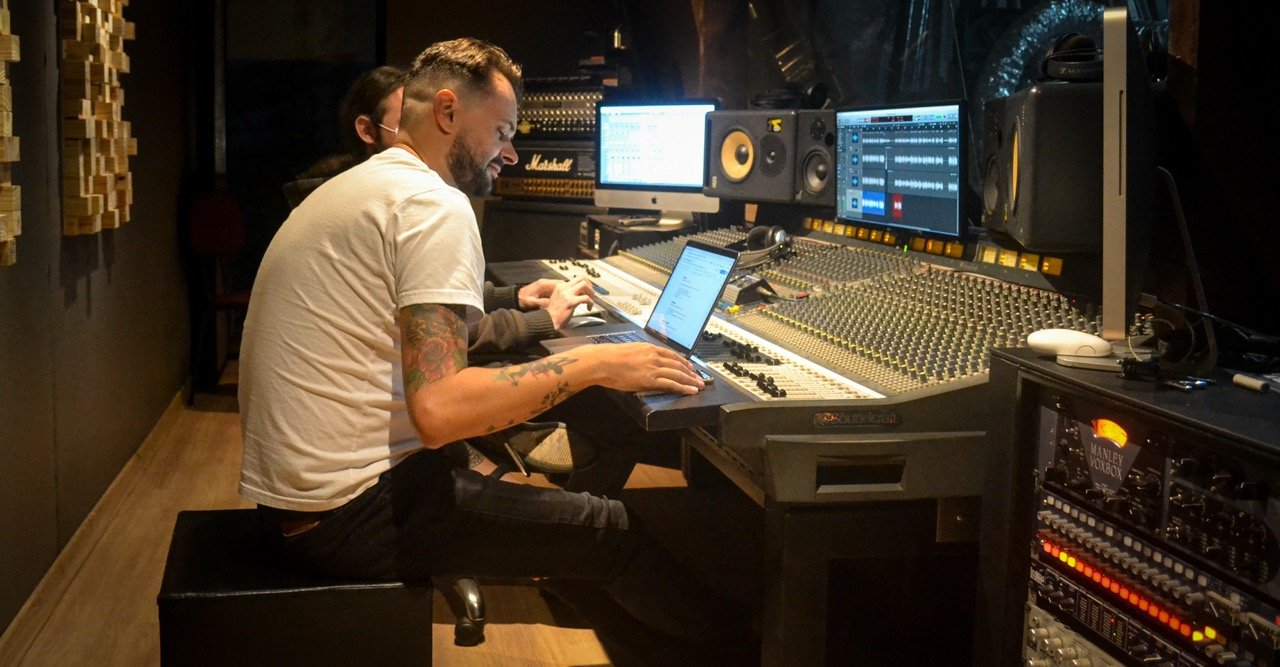 Thiago Melo na mesa de mixagem