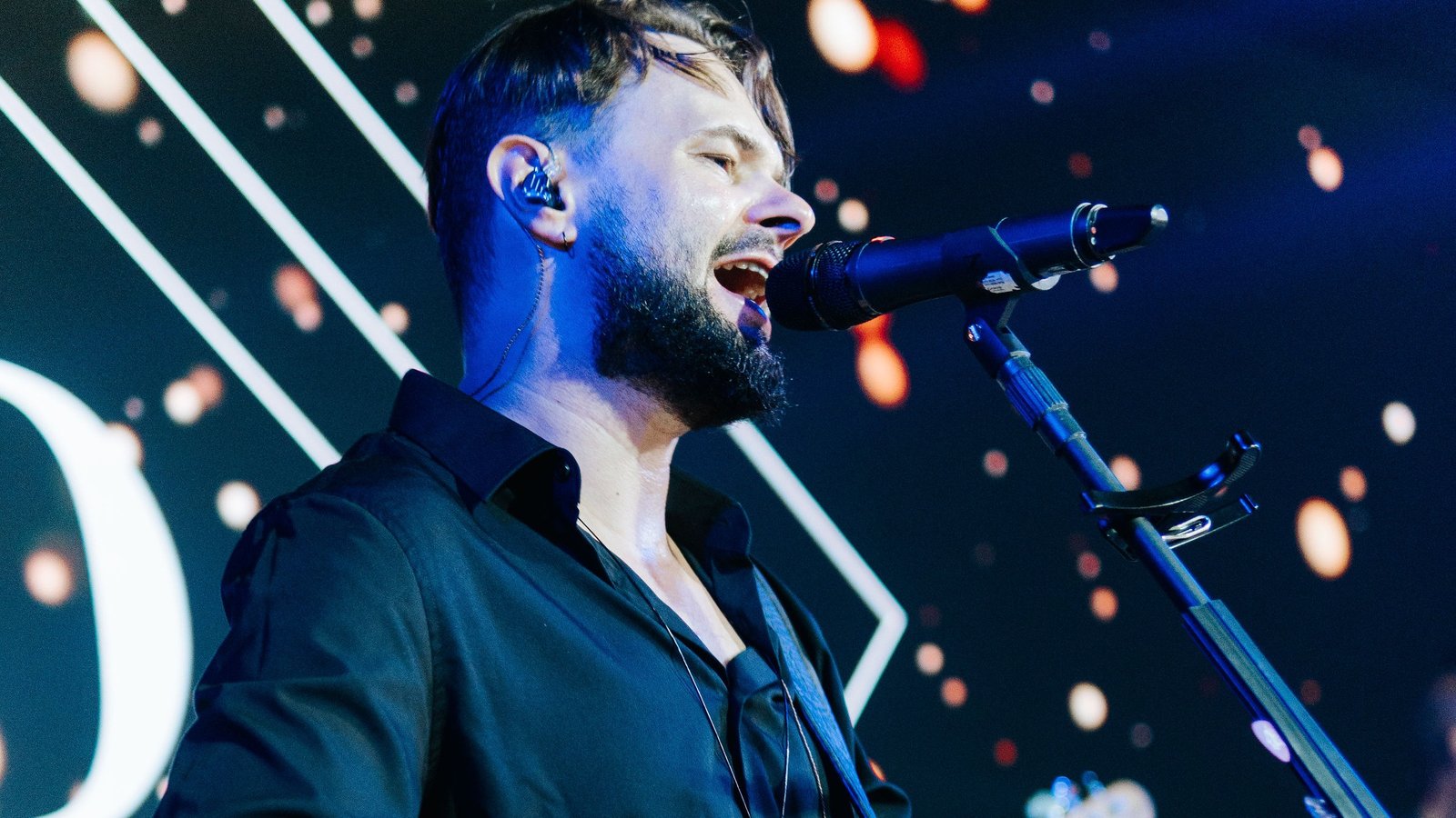 Thiago Melo cantando, show acústico
