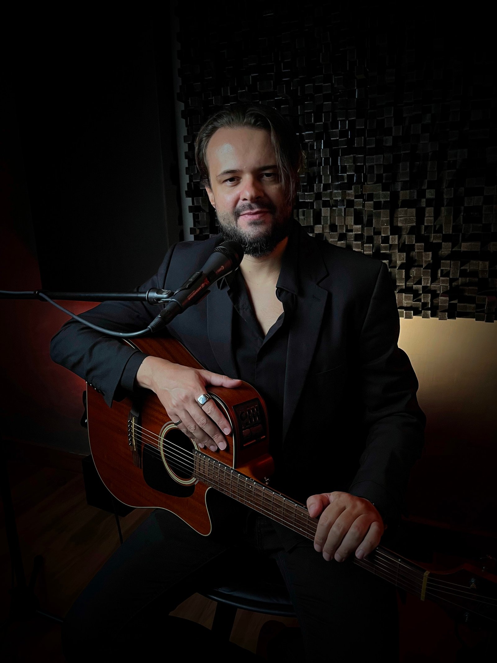 Thiago Melo ao violão