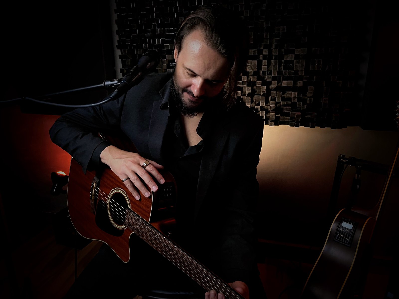 Thiago Melo, retrato com violão